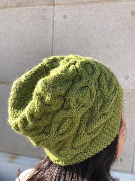 画像2: アルパカ100％  ニット帽子 手編み  厚手 おしゃれ モスグリーン(送料込み) (2)
