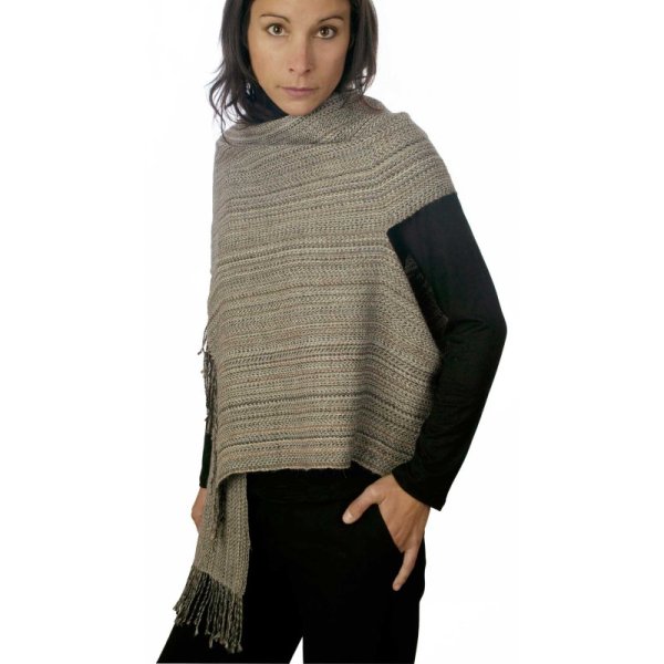 画像2: アルパカ毛100% ショール　レベッカ（腕を通せます） 送料無料 (2)