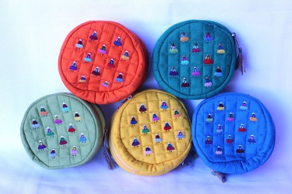 画像5: アンデス刺繍ポーチ(丸型)　送料込み (5)